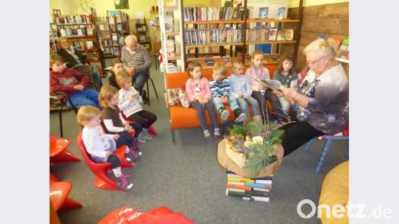 Angela Heller-Wolfsteiner (rechts) trug den Kindern zum Vorlesetag verschiedene Geschichten vor. Bild: mad