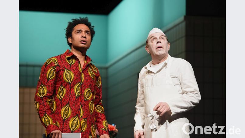 Der Asylbewerber Alpha (Toks Körner) und der Geist des toten rassistischen Metzgermeisters Franz Maisacher (Michael Heuberger) bilden ein skurriles Duo. Bild: Martin Kaufhold