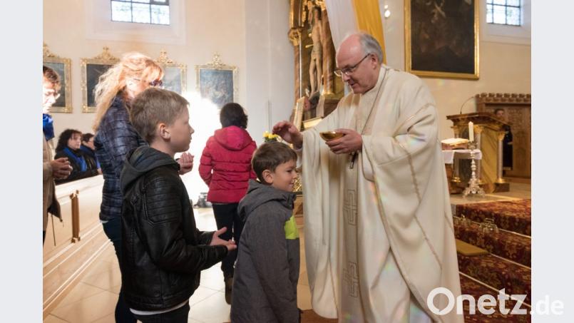 Zahlreiche Gäste besuchten den Gottesdienstes mit dem Ehrengast Diözesanbischof Rudolf Voderholzer zur 100-Jahr-Feier der St. Georg Kirche in Plößberg. Bild: dtr