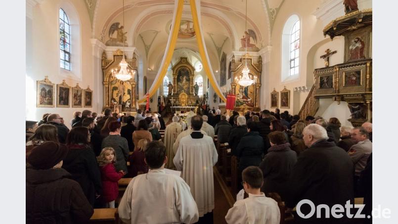 Zahlreiche Gäste besuchten den Gottesdienstes mit dem Ehrengast Diözesanbischof Rudolf Voderholzer zur 100-Jahr-Feier der St. Georg Kirche in Plößberg. Bild: dtr