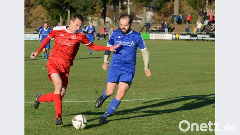 Unaufhaltsam: Nabburgs David Malcat (links) stürmt am Diendorfer Felix Gollwitzer vorbei und vollendet zum 1:0 für den TV. Bild: ham