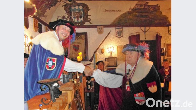 Großmeister Werner von Podewils ( links), gratuliert Günter Galke zum 90. Geburtstag. Die Recken trinken daraufhin mit einem dreifachen „Wacker allzeit“ auf den Jubilar. Bild: hl
