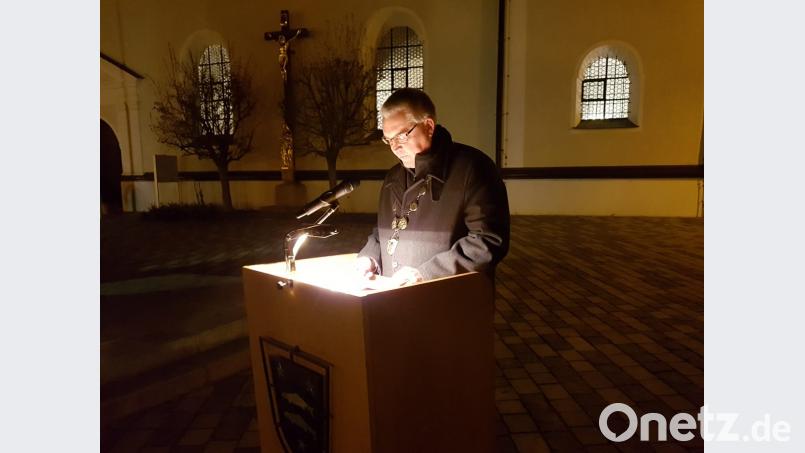 Bürgermeister Tischler warnte in seiner Gedenkrede mit einem Zitat von John F. Kennedy: "Die Menschheit muss dem Krieg ein Ende setzen, oder der Krieg setzt der Menschheit ein Ende." Bild: hir