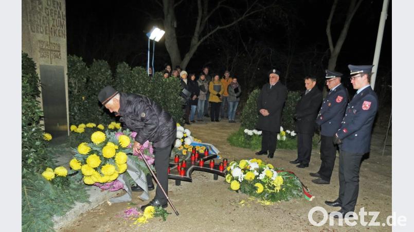 Am Ehrenmahl in Rothenstadt wurden Kränze zum Volkstrauertag in Erinnerung an die Toten der Weltkriege niedergelegt, im Bild von VdK-Vorsitzenden Karl Stöckl. Bild: Dobmeier