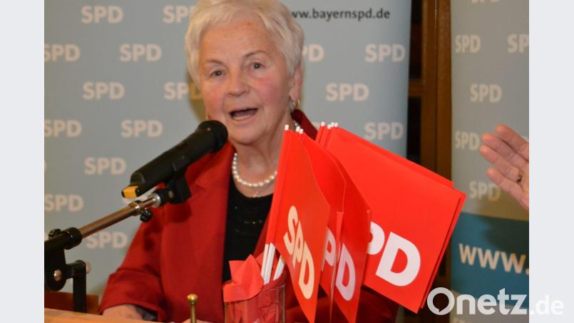 Hilde Zebisch, die ihr Parteibuch von 1968 mit den Unterschriften von Herbert Wehner und Willy Brandt vorweisen kann, hat sich sehr über die Bundespartei geärgert, ist aber stolz auf die Leistungen der SPD auf kommunaler Ebene. Bild: hcz