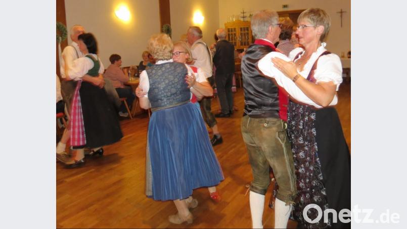 Die Volkstänzer der Oberpfälzer Volksmusikfreunde drehten flotte Runden und beeindruckten mit Walzer, Polka, Boarischen und Zwiefachen. Bild: kö
