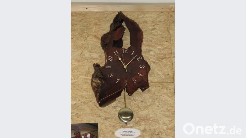 Die alte Uhr von Schreiner Knott aus Amerika zurück in Tirschenreuth. Bild: ubb