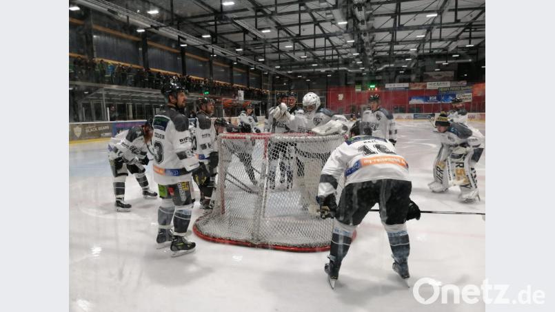 Luca Feitl (mit weißem Helm) inmitten seiner Teamkameraden vor dem Spiel in Freising. Der junge Goalie durfte diesmal das Amberger Tor hüten.
Die Wild Lions gewannen am Ende souverän beim Tabellendritten. Bild: pa
