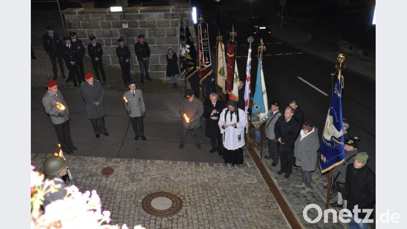 Bürgermeister Günter Kopp (vorne, Fünfter von links) ruft am Ehrenmal zur Verteidigung des Friedens auf. Bild: ak