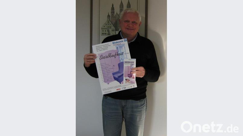 Markus Friedrich, Leiter des Arbeits-Förderungs-Zentrums, präsentiert die Plakate und die Flyer. Bild: exb