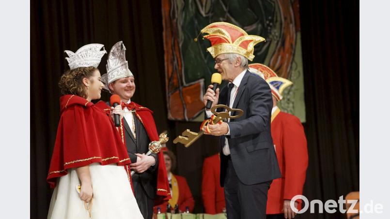 Jetzt regieren die Narren in Rawetz. Bürgermeister Horst Geißel übergab den Rathausschlüssel an das neue Prinzenpaar namens Prinz René, Designerschauspieler vom Trottacker, und Prinzessin Anja III., Fotostylistin mit Poesie. Bild: abi