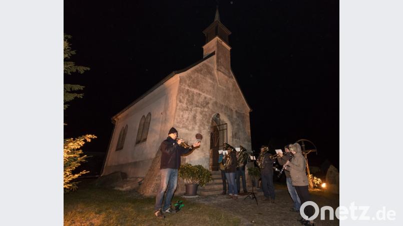 Die Stadtkapelle Windischeschenbach und die Böllerschützen untermalten den Festakt würdevoll. Bild: dtr