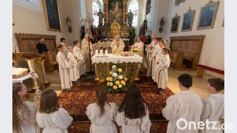 Zahlreiche Gäste besuchten den Gottesdienstes mit dem Ehrengast Diözesanbischof Rudolf Voderholzer zur 100-Jahr-Feier der St. Georg Kirche in Plößberg. Bild: dtr