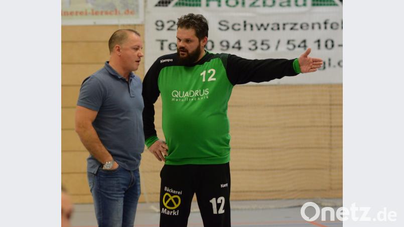 Es gab Diskussionsbedarf zwischen HSG-Trainer Christian Zachmann (links) und seinem abermals überzeugenden Torhüter Martin Strejc. Bild: ham