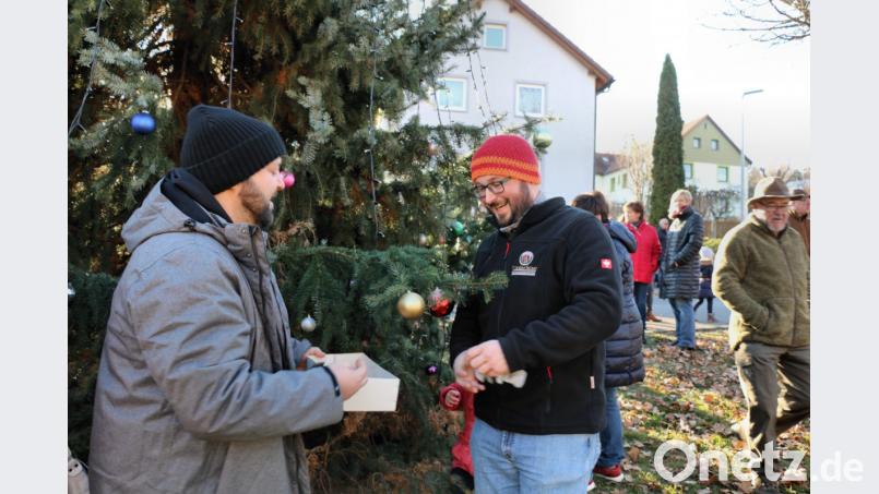 Wem die Zeit in der Warteschlange vor der Hebebühne zu lange dauerte, brachte seine Christbaumkugeln unten an. Bild: bsc