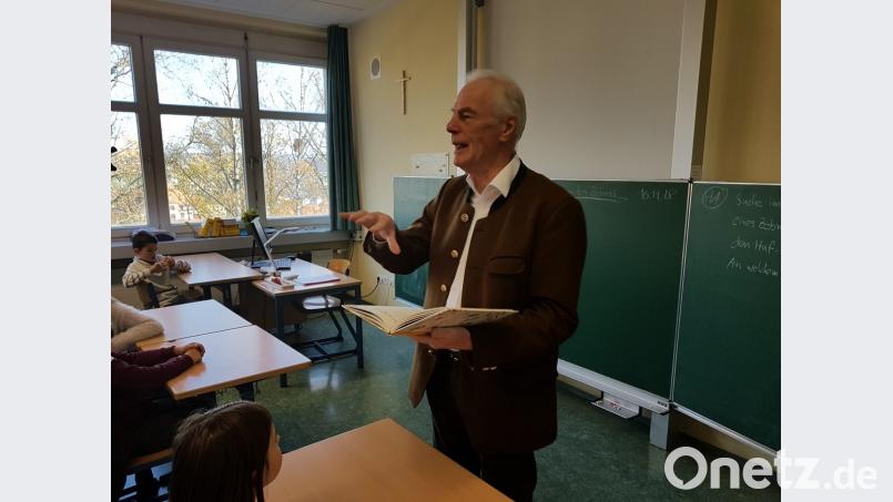 Der stellvertretende Landrat Arnold Kimmerl trug eine Geschichte über einen Mistkäfer vor und hatte gleich das passende Anschauungsmaterial dabei. Bild: hir