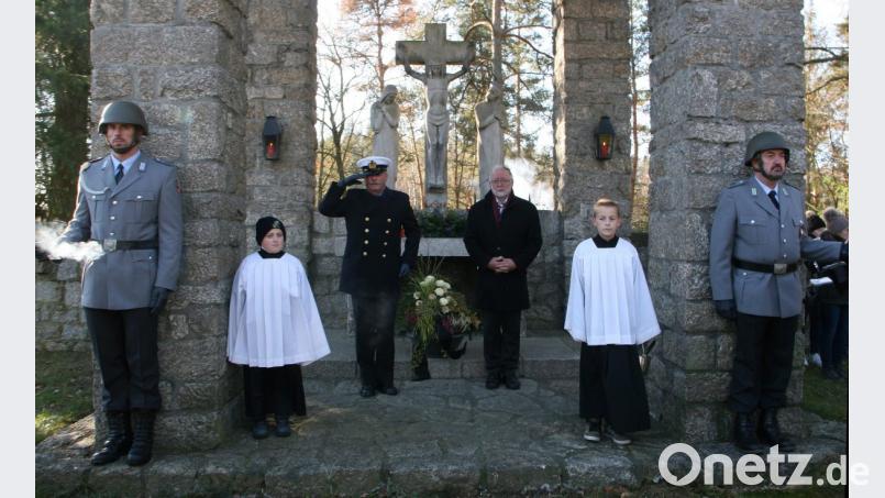 Hermann Meier (Vorsitzender des Soldatenbundes) und Bürgermeister Herbert Bauer (Dritter und Vierter von links) legten am Kriegerdenkmal in Falkenberg einen Kranz nieder. Begleitet wurde der Festakt von einer Ehrenformation. Bild: wro