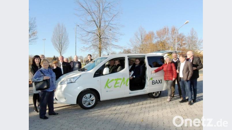 In Kemnath nehmen Landrat Andreas Meier und seine CSU-Kreisräte in einem &quot;Baxi&quot; Platz. Bild: mor