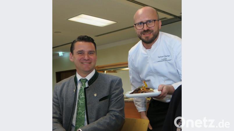 Landrat Thomas Ebeling ließ sich den Lammbauch schmecken, den ihm Kantinen-Koch Norbert Fischer (rechts) servierte. Bild: Hirsch