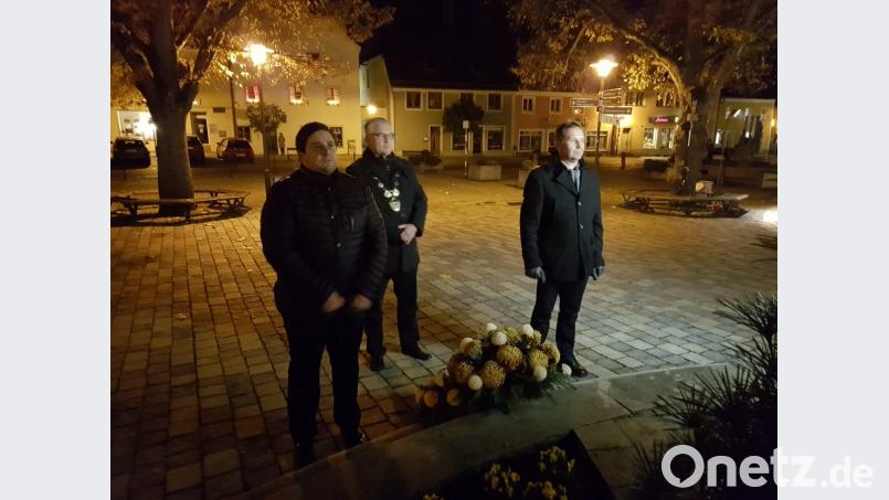 Bürgermeister Richard Tischler (Mitte) legte zusammen mit den Stadträten Florian Reger (links) und Norbert Auer (rechts) einen Kranz am Kriederdenkmal nieder und erinnerte damit an alle Opfer von Krieg, Terror und Gewaltherrschaft. Bild: hir