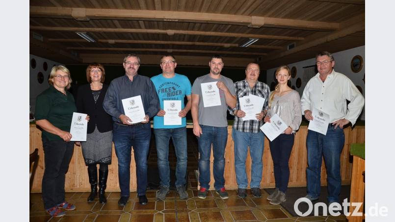 Klaus Grundler, Nicole Voit, Alexander Hofmann, Stephan Hoffmann, Josef Wittmann und Anton Hirnet (von rechts) sind gemeinsam mit Schützenmeisterin Hildegard Werner (links) die neuen Vereinsmeister der Schützen in Pfrentsch. Bild: fjo