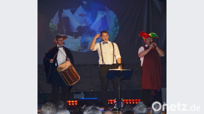 Beim Bertomijo-Benefizkonzert in der Stadthalle tauchten auch mittelalterliche Gesellen auf der Bühne auf.. Bild: dob