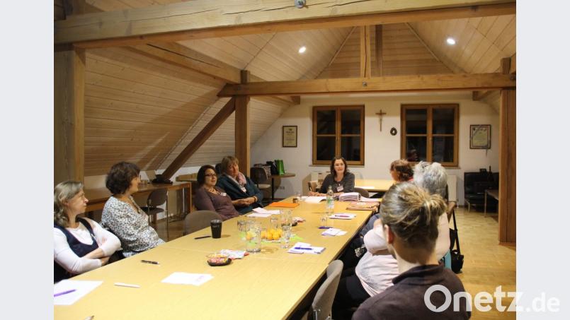 Ingrid Götz (Mitte) erklärt den zehn Teilnehmern der Grundausbildung &quot;Effektive Haushaltsführung&quot; der AOVE-Koordinationsstelle &quot;Alt werden zu Hause&quot; was sie erwartet. Bild: kmo