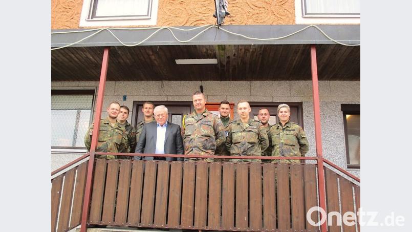 Bürgermeister Hans Wilhelm (Vierter von links) dankte den Soldaten für ihren Einsatz. Bild: exb