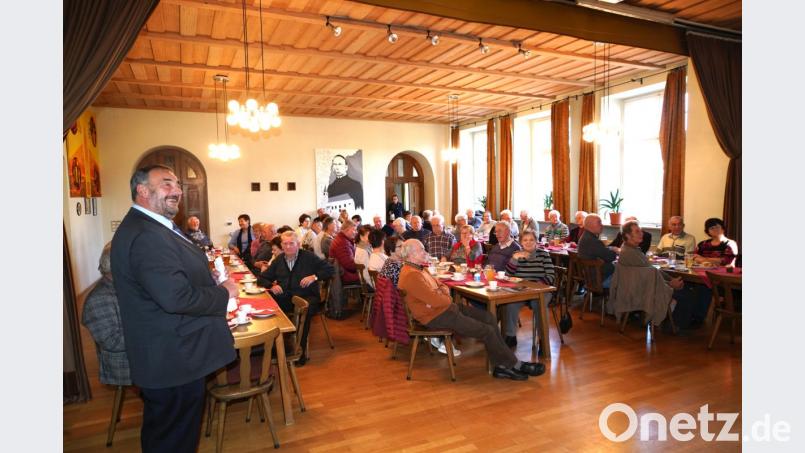 Bürgermeister Josef Beimler (links) referiert vor den Senioren über gemeindliche Angelegenheiten. Bild: fvo