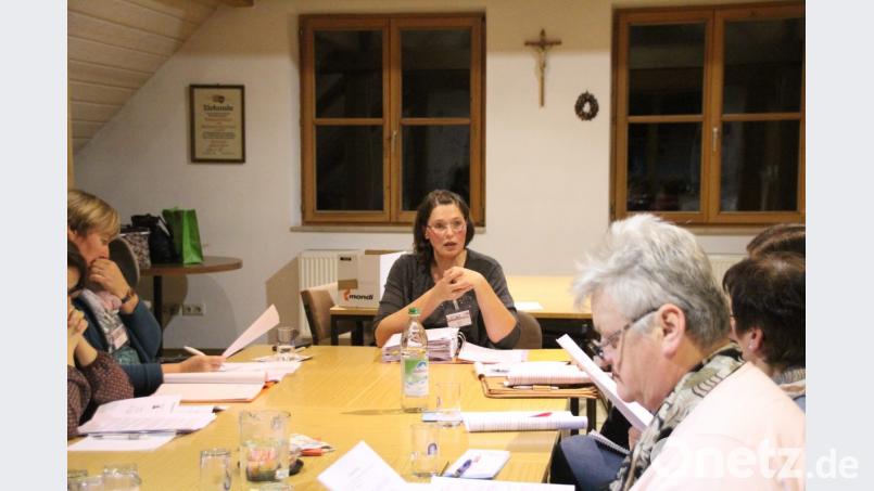 Ingrid Götz (Mitte) erklärt den zehn Teilnehmern der Grundausbildung &quot;Effektive Haushaltsführung&quot; der AOVE-Koordinationsstelle &quot;Alt werden zu Hause&quot; was sie erwartet. Bild: kmo