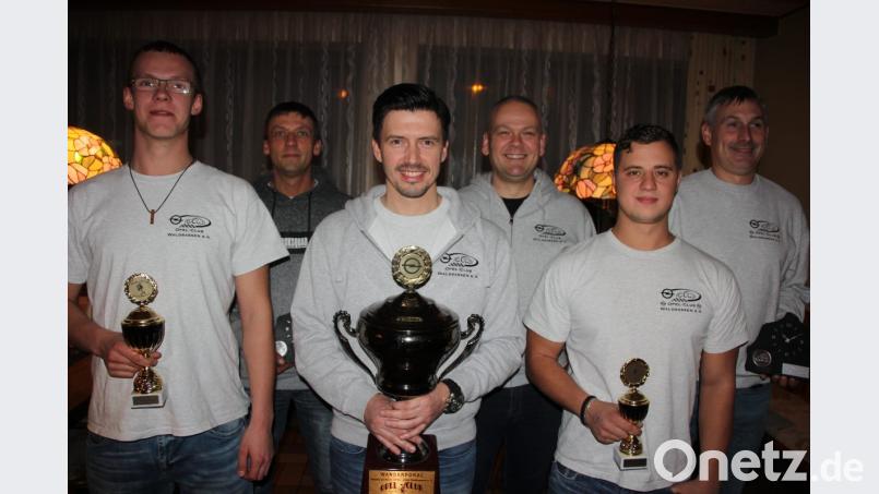 Die Ehrung der Vereinsmeister und der langjährigen Mitglieder stand im Blickpunkt der Jahreshauptversammlung des Opel-Clubs Waldsassen. Von links Sven Weber, Stefan Bötzl, Josef Wührl, Martin Stich, Adrian Wührl und Markus Beinrucker. Bild: kro