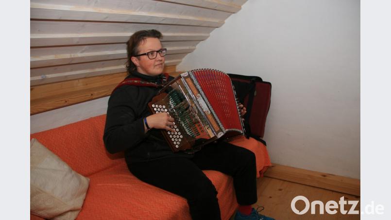 Am Sofa musiziert Martina Nickl, die in Harlachmühle wohnt. Bild: wro