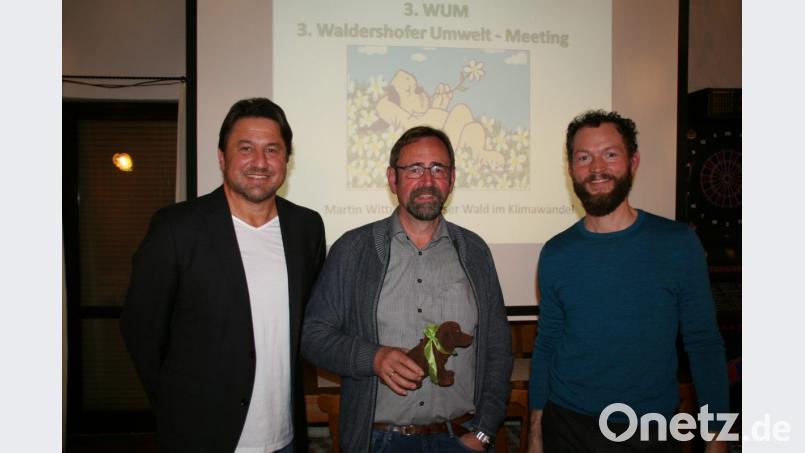 Stefan Müller (links), der auch Umweltbeauftragter im Waldershofer Stadtrat ist, zeichnet Werner Greger mit dem "Öko-Waldi" aus. Dem Förster Max Wittmann (rechts) dankt er für seine Informationen rund um den Wald. Bild: fpoz