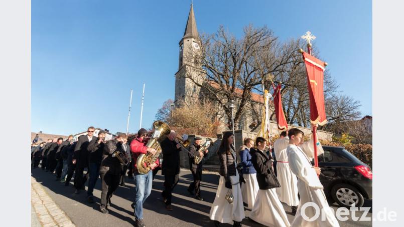 Ein riesiger Kirchenzug machte sich vom Plößberger Kultursaal auf den Weg zur Jubiläumskirche St. Georg. Bild: dtr