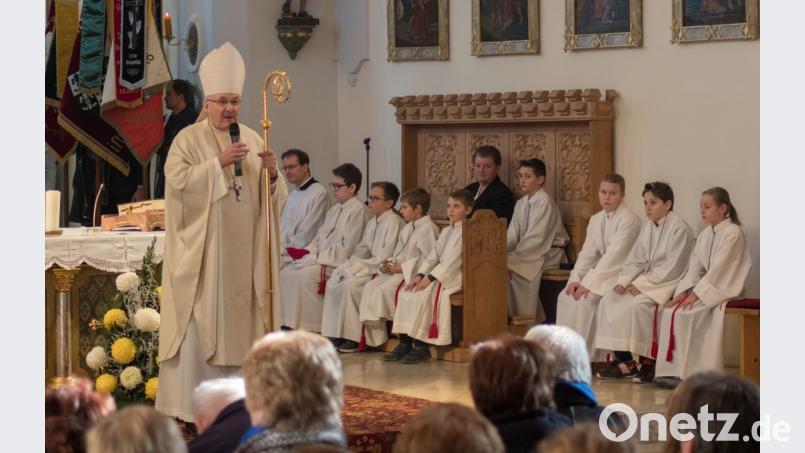 Zahlreiche Gäste besuchten den Gottesdienstes mit dem Ehrengast Diözesanbischof Rudolf Voderholzer zur 100-Jahr-Feier der St. Georg Kirche in Plößberg. Bild: dtr