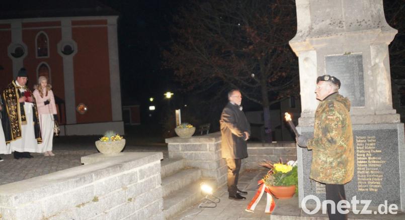 Nach der Segnung des Ehrenmals durch Pfarrer Markus Urban (links) legte Bürgermeister Johann Graßl eine Schale zu Ehren der Gefallenen nieder. Bild: weu