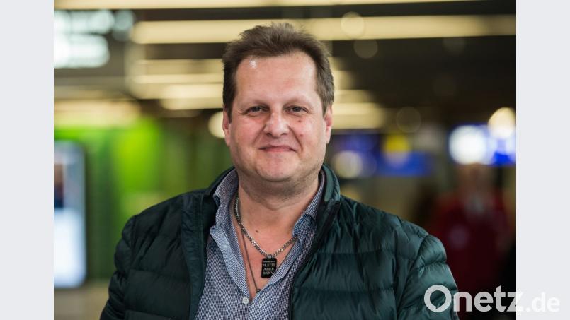 Jens Büchner &quot;Mallorca-Jens&quot; steht im Flughafen Frankfurt am Main. Der TV-Auswanderer ist im Alter von 49 Jahren gestorben. Bild:  Andreas Arnold/dpa