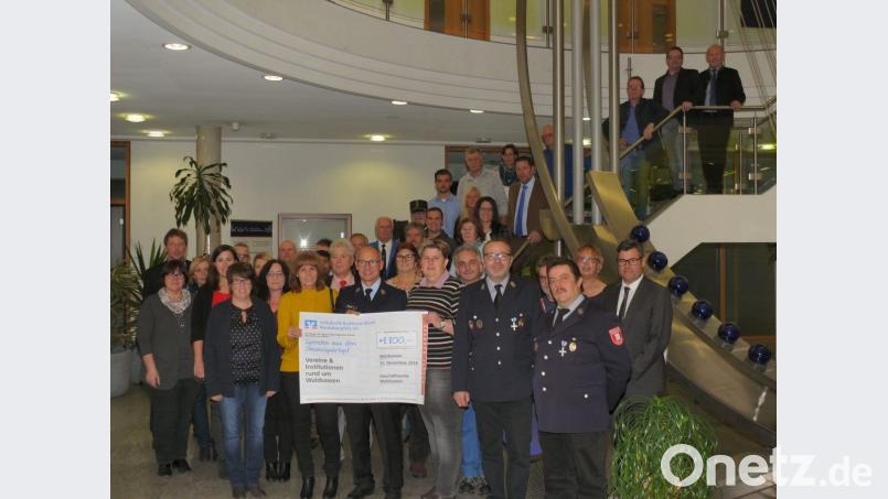8800 Euro lautet die Gesamtsumme, die 30 Vereine, Verbände und Institutionen als finanzielle Zuwendung aus dem Gewinnspartopf der Volksbank Raiffeisenbank Nordoberpfalz in der Waldsassener Geschäftsstelle von Geschäftsstellenleiter Thorsten Meier, rechts, entgegennehmen konnten. Bild: kgg