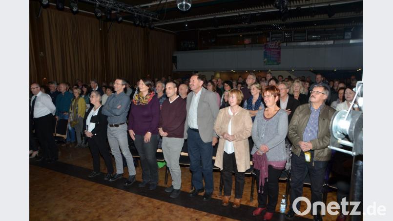 Beim Benefizkonzert in der Stadthalle standen die Besucher bei der Bertomijo-Hymne auf. Bild: dob