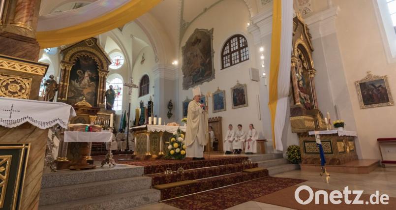 Zahlreiche Gäste besuchten den Gottesdienstes mit dem Ehrengast Diözesanbischof Rudolf Voderholzer zur 100-Jahr-Feier der St. Georg Kirche in Plößberg. Bild: dtr