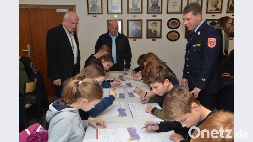 Da rauchen die Köpfe der Feuerwehr-Nachwuchskräfte beim diesjährigen Wissenstest im Vohenstraußer Gerätehaus. Kreisbrandmeister Christian Demleitner, Kreisbrandinspektor Martin Weig und dritter Bürgermeister Johann Gollwitzer (von rechts nach links) schauen den Jugendlichen über die Schulter. Bild: dob