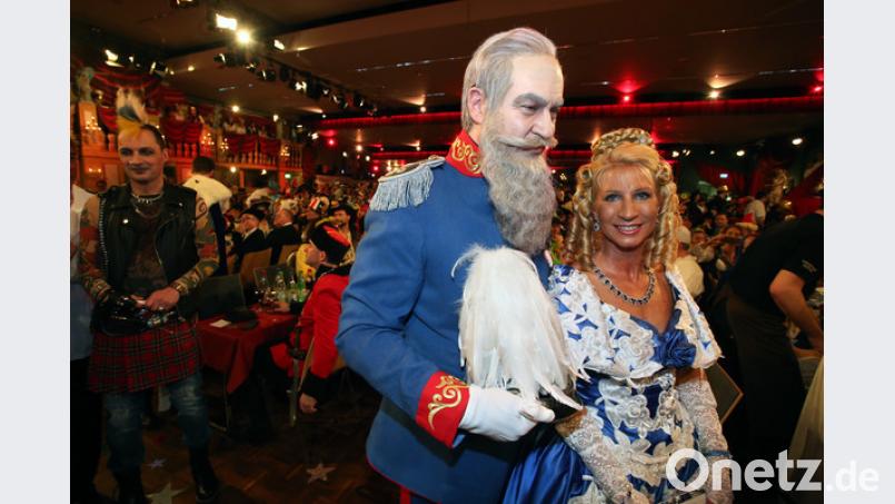 Rolle seines Lebens: Der damalige Finanzminister Markus Söder (CSU) und seine Frau Karin kommen als Prinzregent Luitpold und Gemahlin Auguste zur Fernseh-Prunksitzung "Fastnacht in Franken". Bild: Bild: Karl-Josef Hildenbrand/dpa