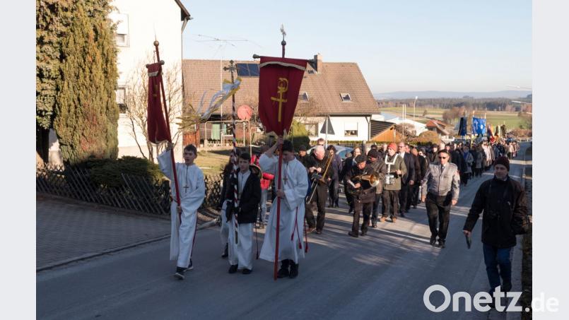 Ein riesiger Kirchenzug machte sich vom Plößberger Kultursaal auf den Weg zur Jubiläumskirche St. Georg. Bild: dtr