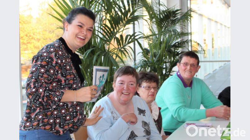 Farben, Zahlen und Objekte in englischer Sprache benennen: Dabei hilft Verena Kandziora, die unter anderem auch einen Englisch-Kurs an der Volkshochschule anbietet. Bild: Williamson, Dagmar