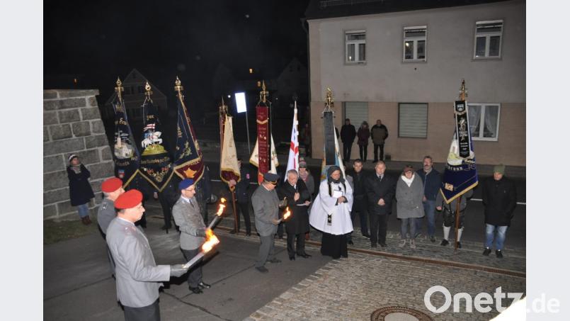 Bürgermeister Günter Kopp (mit Mikrofon) ruft am Ehrenmal zur Verteidigung des Friedens auf. Bild: ak