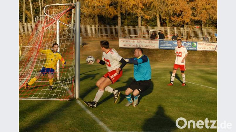 Turbulente Szene vor dem Tor des ASV Neustadt: Daniel Bergmann (weißes Trikot) vom FSV Waldthurn taucht gefährlich vor dem Gästegehäuse auf, ASV-Torwart Ramiz Mulic und der Neustädter Norbert Kraft versuchen, Schlimmes zu verhindern. Aus: FSV Waldthurn – ASV Neustadt 3:2. Bild: gb