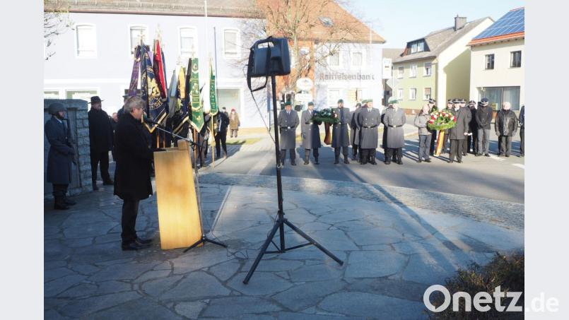 An Krieg und Terror mit der Mahnung zum Frieden erinnert Bürgermeister Reiner Gäbl und Hauptmann Nils Bräutigam. Bild: gz