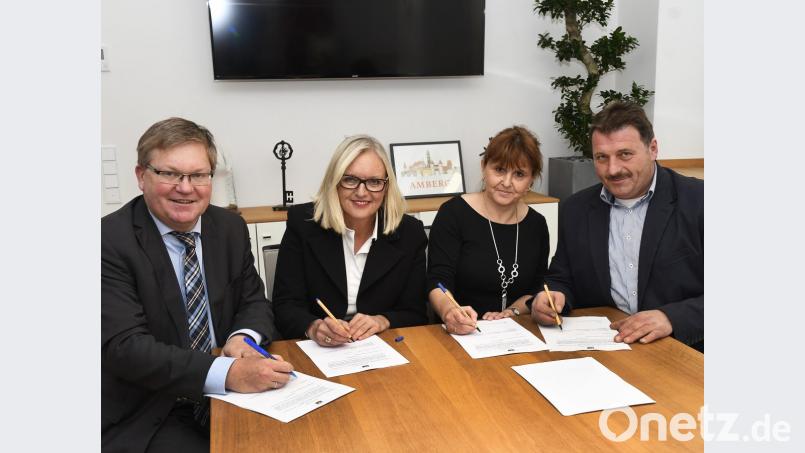 Sie sind sich einig und gehen von einer langfristigen Zusammenarbeit aus (von links): Oberbürgermeister Michael Cerny, ACM-Geschäftsführerin Petra Strobl sowie die neuen Festwirte Anita und Reinhard Gschrey. Bild: Petra Hartl