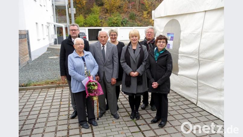 Bürgermeister Michael Göth (links), Hausleiterin Liane Breckner (Vierte von links) und Geschäftsführer Stefan Strauß (Zweiter von rechts) ehrten Bewohner und Mitarbeiter, die schon seit 20 Jahren dabei sind: Vorne von links Hildegard und Josef Rachl, Clara Wiesneth-Beck und Gitta Beteit. Bild: gac
