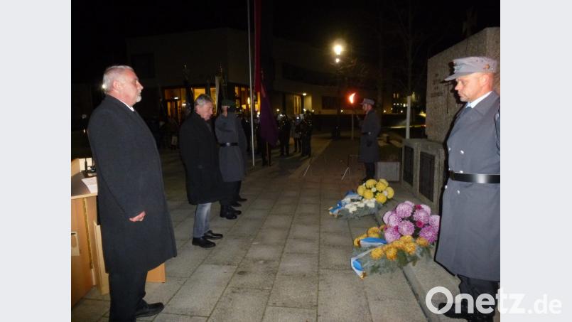 Bei der Gedenkfeier in Weiherhammer legen die Bürgermeister Kränze nieder. Bild: bk